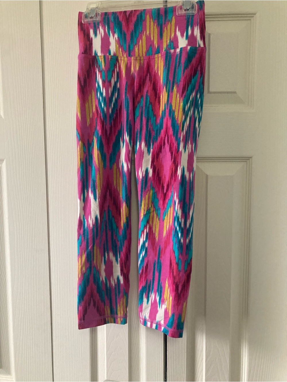 Old Navy Bright Pink Patterned Active Capri Leggings